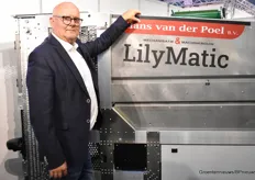 Hans van der Poel bij de LilyMatic. Een must have voor de bollentelers. De eerste 12 machines zijn internationaal verkocht.